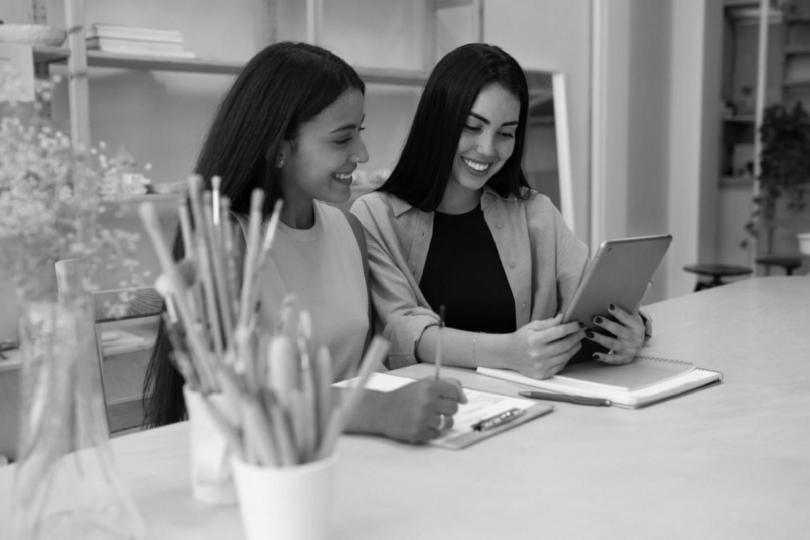 Analyse de documents financiers sur un bureau